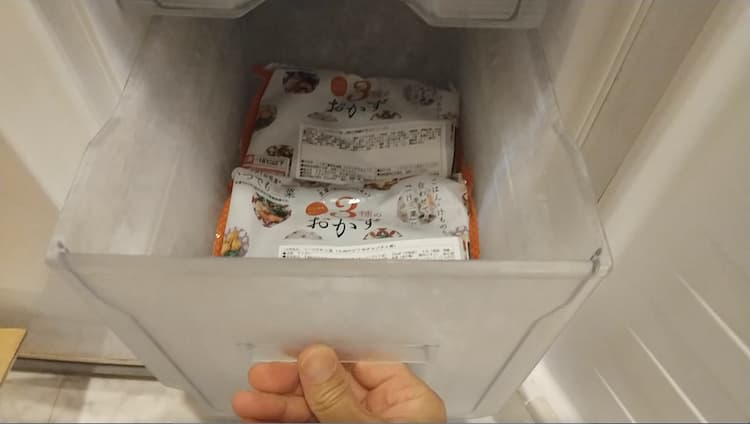 冷凍庫に収めたワタミの宅食冷凍惣菜4セット